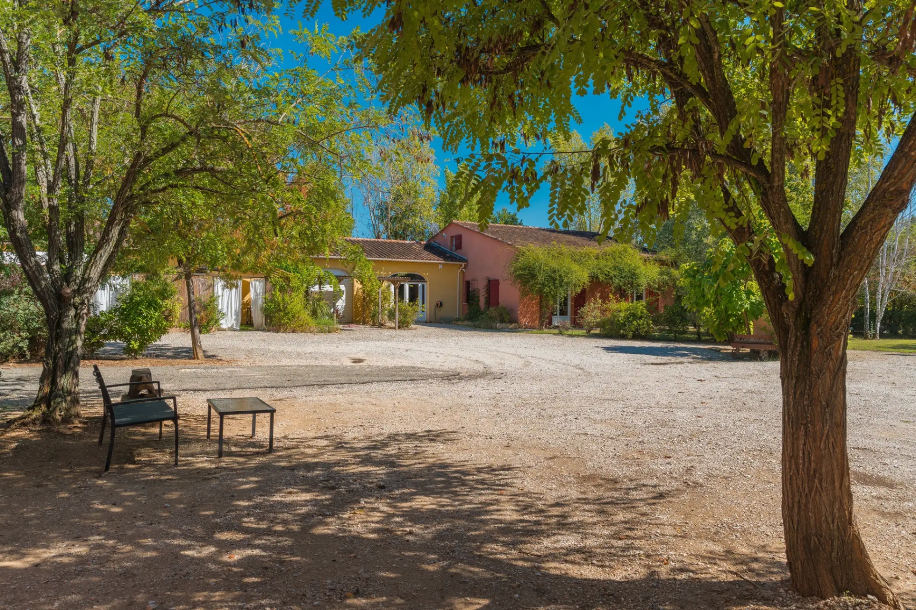 Domaine Plan des Devens sous les arbres